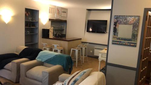 un salon avec un canapé et des chaises et une cuisine dans l'établissement Les Sorbiers Barèges, à Barèges