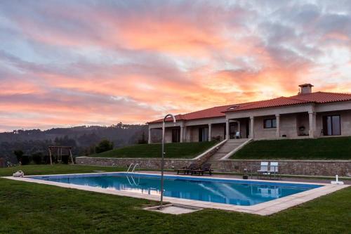 une maison avec une piscine dans la cour dans l'établissement Quinta do Alto, à Castelbuono