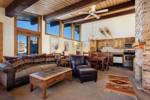 スノーマス・ビレッジにあるAspenwood - CoralTree Residence Collectionのリビングルーム(ソファ、テーブル付)
