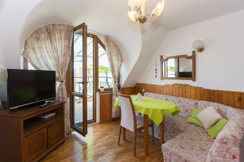A television and/or entertainment center at Bella Vista - Cosy 1BD Flat with a Big Terrace