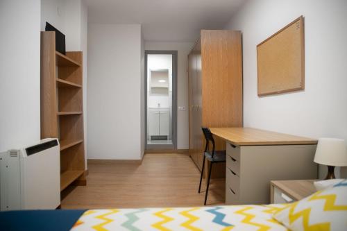 1 dormitorio con escritorio, 1 cama y escritorio en PR Nimo, en Santiago de Compostela