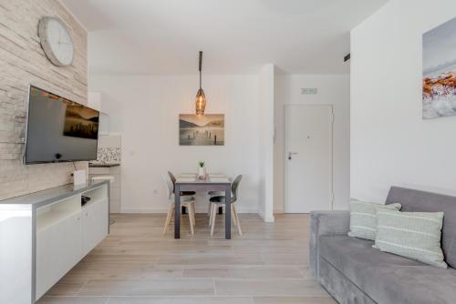 NEW, private heated swimming POOL, free parking, Trogir centar