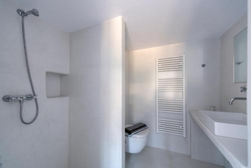 bagno bianco con servizi igienici e lavandino di Parikia's Crossroad 3 Bedroom House a Kampos Paros