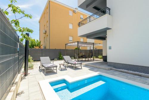 NEW, private heated swimming POOL, free parking, Trogir centar
