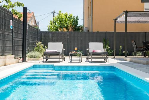 NEW, private heated swimming POOL, free parking, Trogir centar