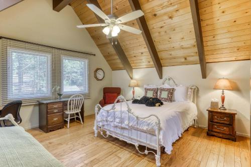 1 dormitorio con cama blanca y techo de madera en Tallac Views Getaway en South Lake Tahoe