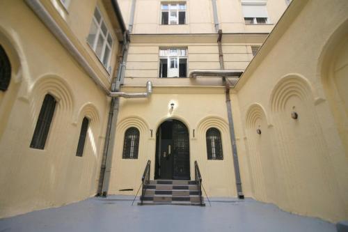 een toegang tot een gebouw met een zwarte deur bij Studio Apartman KOCKA in Belgrado