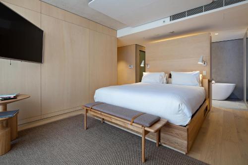 Letto o letti in una camera di Zara Tower – Luxury Suites and Apartments