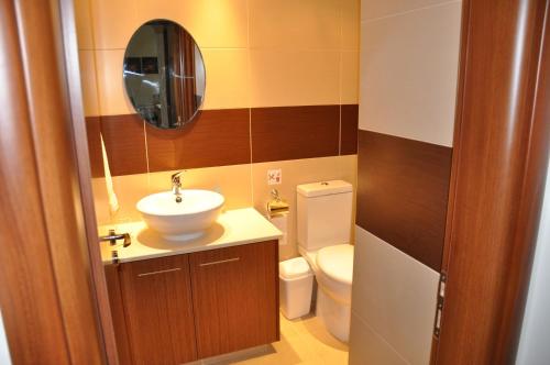 A bathroom at 2 Bed, 2 Bath Apartment In Mandria
