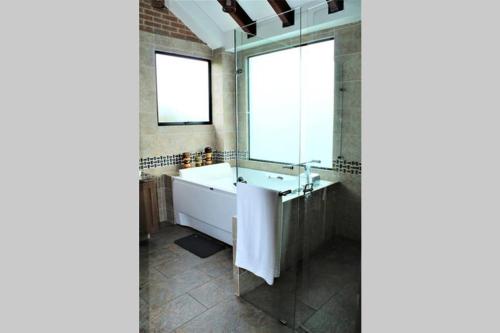 a bathroom with a sink and a mirror at Espectacular casa/hacienda en Yerbabuena Sopó in El Rincón