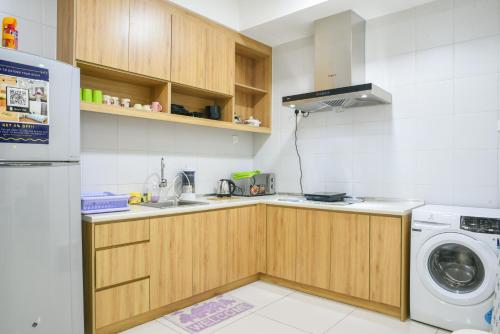 a kitchen with a washing machine and a washer at DaMen Homestay @SubangHomeStay in Subang Jaya