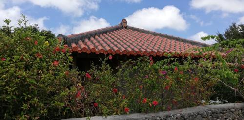 a roof of a house with red tiles on it at かたあきの里 in Miyako Island