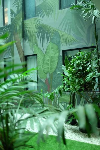 Taman di luar Hotel Des Indes Menteng