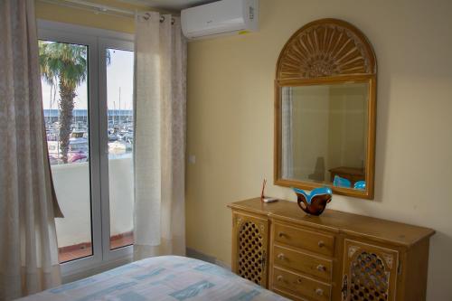Tempat tidur dalam kamar di Magnificent Port-Beach 5* Luxury Residence