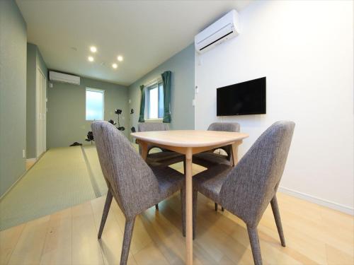 a dining room with a table and chairs at COTO Tokyo Shibuya 7 in Tokyo