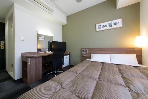 Tempat tidur dalam kamar di Hotel Econo Kameyama