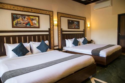 卜山Hotel Mount Regency的一间酒店客房,房间内设有两张床