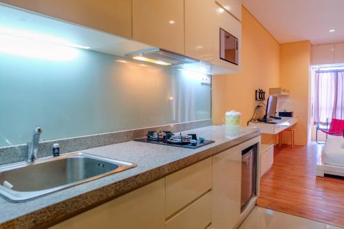 Кухня или кухненски бокс в Minimalist Style 1BR Apartment at Tamansari Semanggi By Travelio