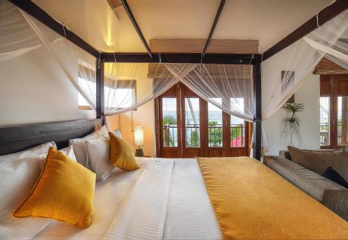 ミリッサにあるVilla Océaneのベッドルーム1室(大型ベッド1台、黄色い枕付)