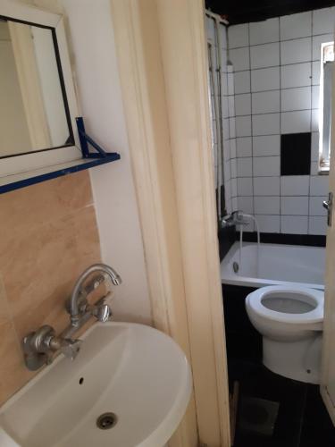 La petite salle de bains est pourvue d'un lavabo et de toilettes. dans l'établissement Sami Apartments, à Amman