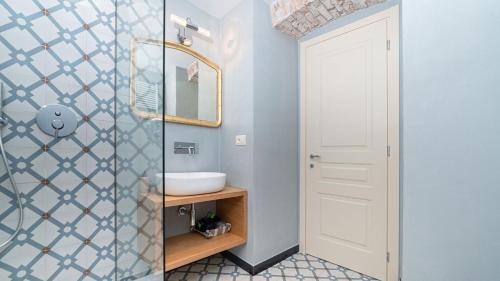 a bathroom with a sink and a mirror at oltremare soul houses in Chiavari
