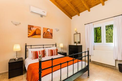 Villa Oleander في Áfra: غرفة نوم بها سرير ونافذة