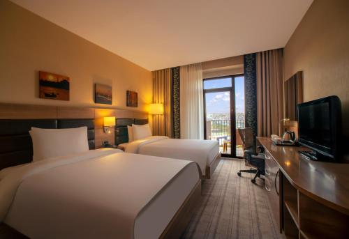 Dosso Dossi Hotels & SPA Golden Horn في إسطنبول: غرفة فندقية بسريرين ومكتب وتلفزيون