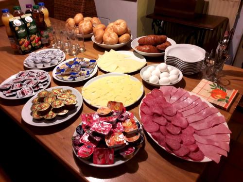 una mesa con muchos tipos diferentes de comida en ella en Pension Mois, en Wurz