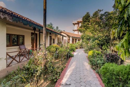 una pasarela frente a una casa en Eden jungle resort, en Sauraha