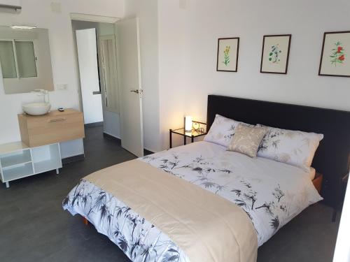 Postel nebo postele na pokoji v ubytování Lovely bungalow for four close to beach and city in Torrevieja