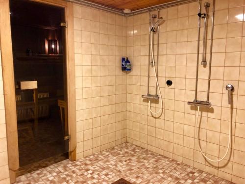 アーネコスキにあるHotelli Uninen Äänekoskiのバスルーム(ガラスドア付きのシャワー付)