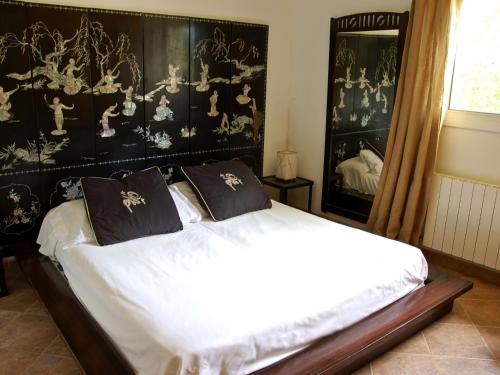 サンタ・クリスティーナ・ダロにあるVilla aitanaのベッドルーム1室(白黒の壁紙のベッド1台付)