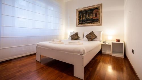 una camera con letto bianco di Italianway - Gradisca 8 a Udine