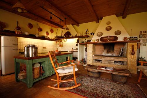 una cocina con una estufa antigua y una silla. en Relais La Cerreta, en Capalbio