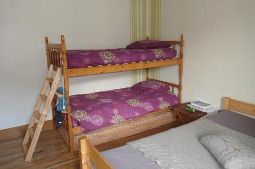 ラ・ブレスにあるLes Jonquillesのベッドルーム(紫のシーツを使用した二段ベッド2組付)