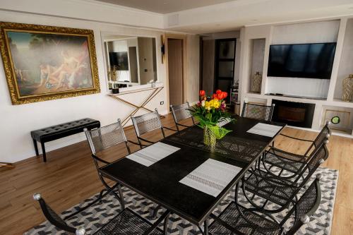 a dining room with a black table and chairs at Brater Luxury in Bucharest