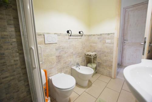 uma casa de banho com um WC e um lavatório em Margherita Monolocale em Marina di Campo