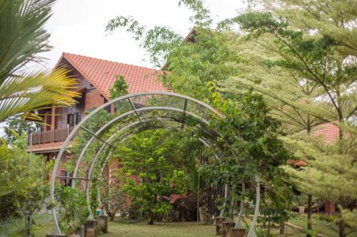 Zahrada ubytování Red House the Garden Stay in Bukit Tinggi by PLAY