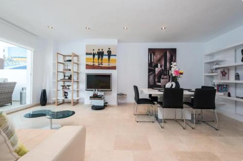 Charming 2 Bedroom Trocadero Arena area