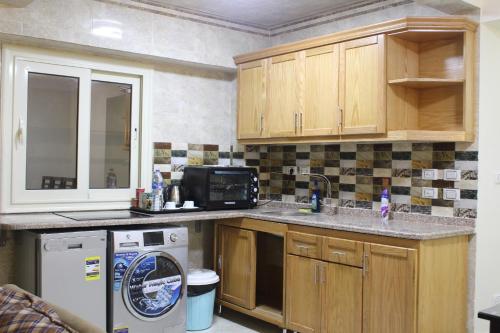 Al Raya Apartmentsにあるキッチンまたは簡易キッチン