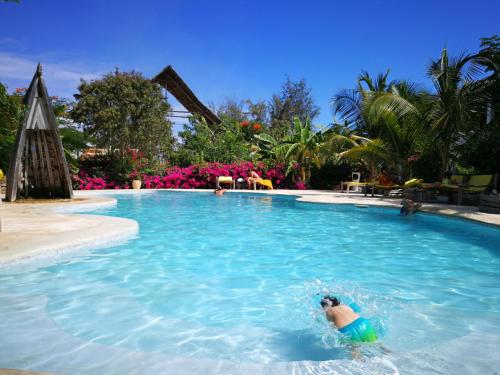 Kolam renang di atau dekat dengan Breeze Residence