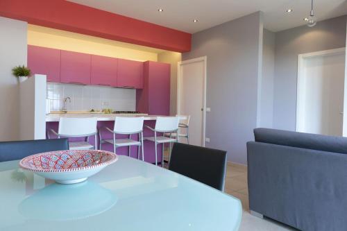 a kitchen and dining room with a table and chairs at Casa e Mare in Montignano