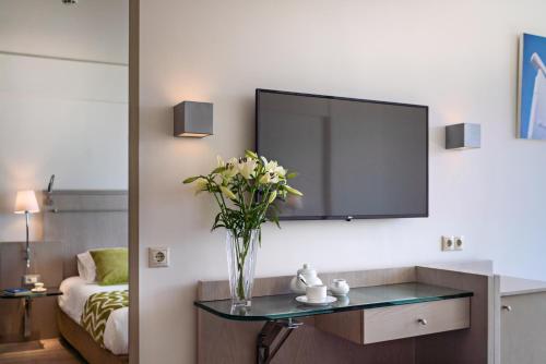 TV a/nebo společenská místnost v ubytování Kriti Beach Hotel