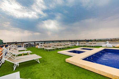 un grupo de sillas y una piscina en la azotea de un edificio en SUNRISE Semiramis II Cruise, en Luxor