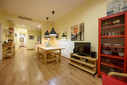 RamblasRentals Chic & Spacious Flat Pool Table 15M Ramblas - Parking - Wifi