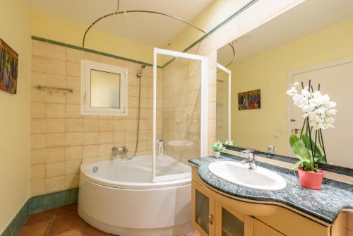 RamblasRentals Chic & Spacious Flat Pool Table 15M Ramblas - Parking - Wifi