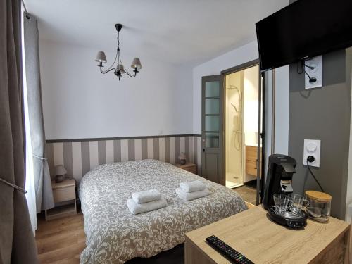 1 dormitorio con 1 cama con 2 toallas en Le cocon du centre ville, en Lens