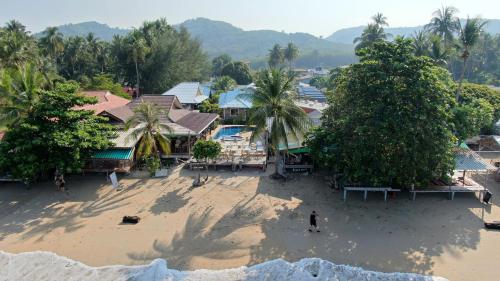 高蘭的住宿－Lanta New Coconut Bungalow，享有海滩的空中景致,拥有房屋和树木
