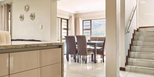 クラレンスにある8 Sleeper Villa and 4 Sleeper Flatletのテーブルと椅子のあるキッチンとダイニングルーム