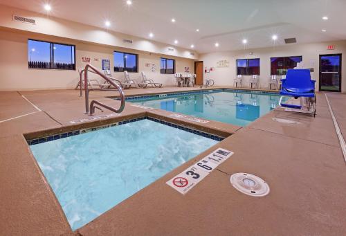 Country Inn & Suites by Radisson, Lubbock, TX في لوبوك: حمام سباحة في فندق لا يوجد به علامة سباحة في الوسط